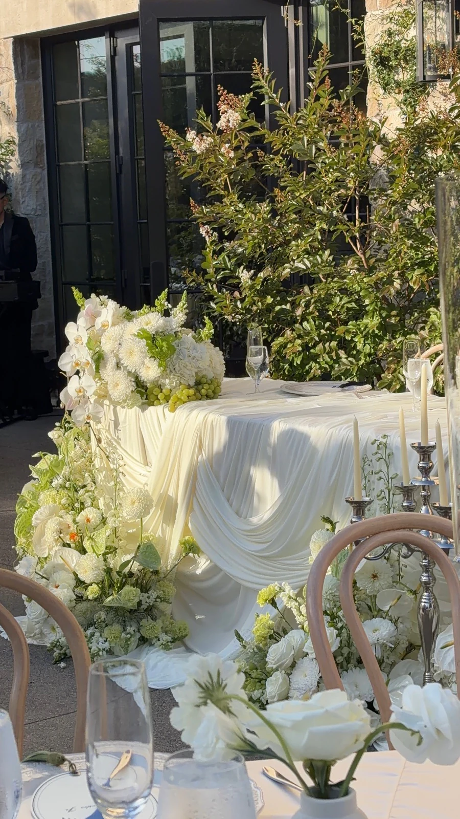 Elegant outdoor wedding table with white flowers